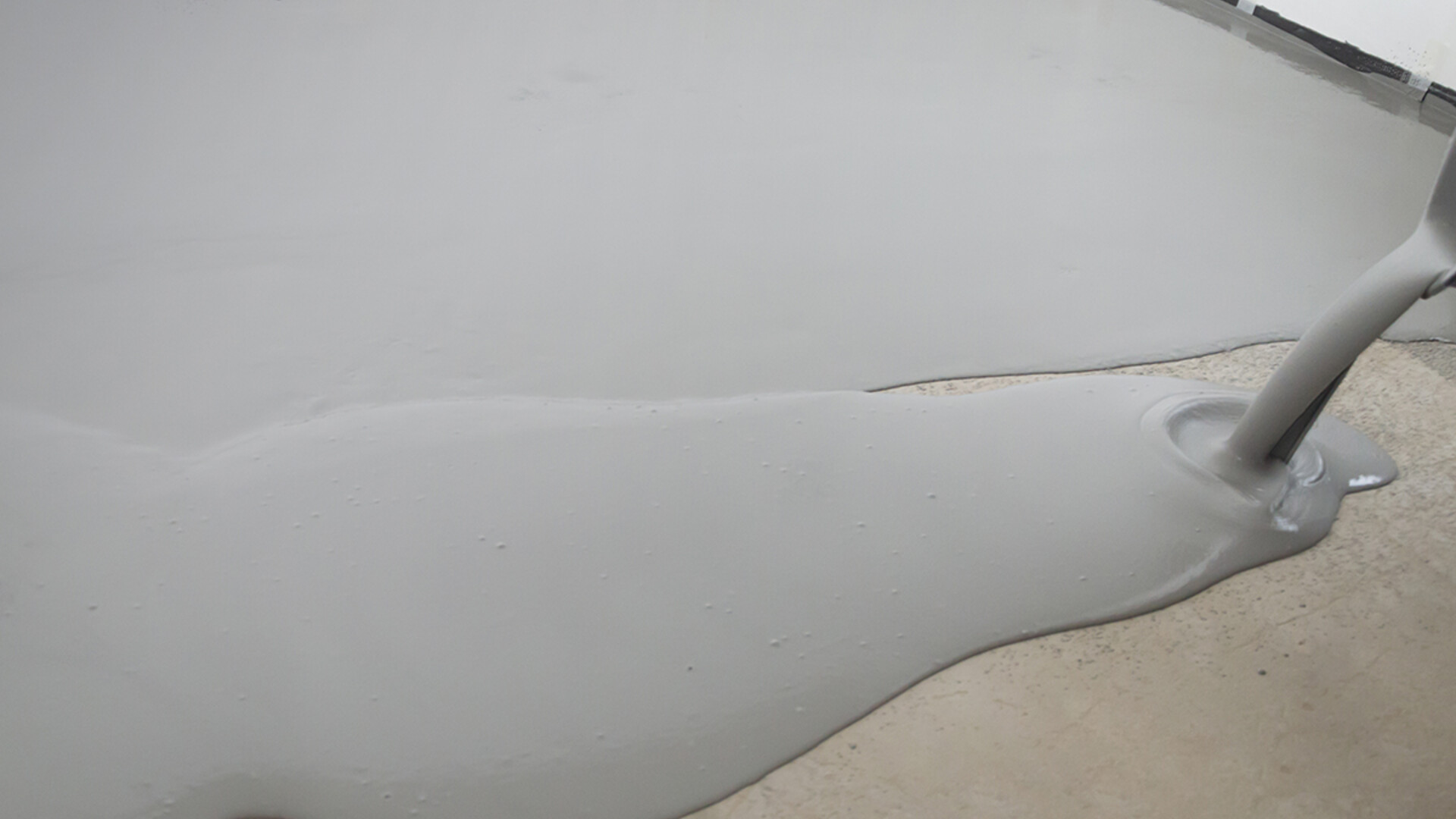 Prebagged selflevelling screeds vs. traditional sand and cement